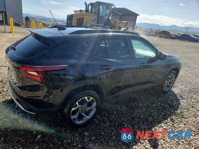 Trzecie zdjęcie samochodu z tyłu: 2026 CHEVROLET TRAX 1LT VIN:KL77LHEP8TC122650 - miniatura