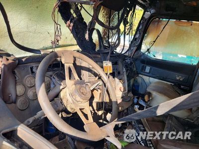 Zdjęcie 8 z 11 samochodu: 2014 4700 - SEMI TRUCK VIN:5KJJAVDV1EPFH9925 - miniatura