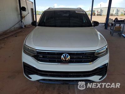 Piąte zdjęcie samochodu w środku: 2023 VOLKSWAGEN TIGUAN SE R-LINE BLACK VIN:3VVCB7AX8PM027953 - miniatura