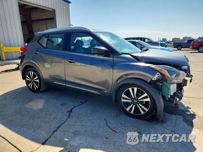 Czwarte zdjęcie samochodu z boku: 2020 NISSAN KICKS SR VIN:3N1CP5DV6LL532357 - miniatura