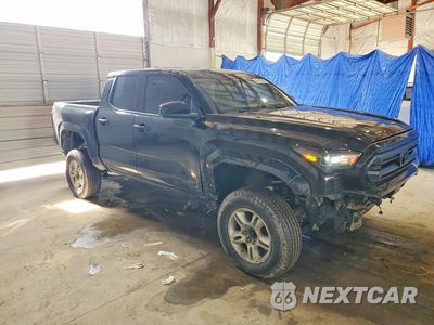 Czwarte zdjęcie samochodu z boku: 2025 TOYOTA TACOMA SR5 VIN:3TMLB5JN5SM137479 - miniatura