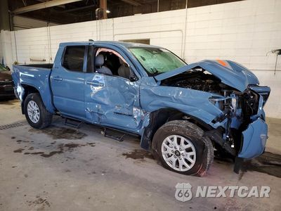 Czwarte zdjęcie samochodu z boku: 2026 TOYOTA TACOMA SR5 VIN:3TMLB5JN1TM241842 - miniatura