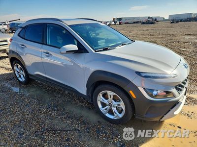 Czwarte zdjęcie samochodu z boku: 2022 HYUNDAI KONA SEL VIN:KM8K3CAB4NU900459 - miniatura