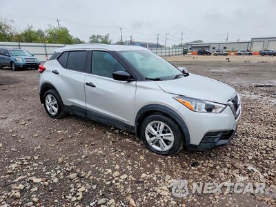 Czwarte zdjęcie samochodu z boku: 2018 NISSAN KICKS S VIN:3N1CP5CU2JL497502 - miniatura
