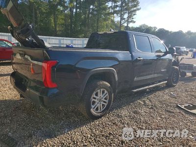 Trzecie zdjęcie samochodu z tyłu: 2024 TOYOTA TUNDRA CREWMAX SR5 VIN:5TFLA5EC8RX027445 - miniatura