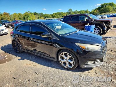 Czwarte zdjęcie samochodu z boku: 2017 FORD FOCUS ST VIN:1FADP3L91HL251005 - miniatura