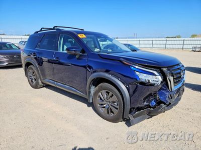 Czwarte zdjęcie samochodu z boku: 2022 NISSAN PATHFINDER SV VIN:5N1DR3BBXNC241900 - miniatura