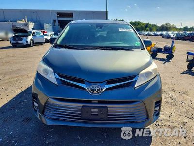 Piąte zdjęcie samochodu w środku: 2018 TOYOTA SIENNA XLE 7-PASSENGER VIN:5TDDZ3DC8JS200491 - miniatura