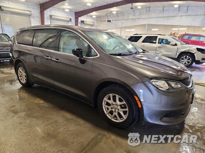 Czwarte zdjęcie samochodu z boku: 2017 CHRYSLER PACIFICA TOURING VIN:2C4RC1DG1HR516171 - miniatura