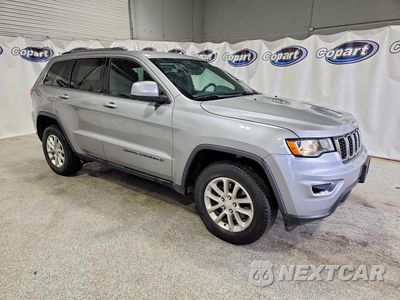 Czwarte zdjęcie samochodu z boku: 2021 JEEP GRAND CHEROKEE LAREDO VIN:1C4RJFAG4MC646911 - miniatura