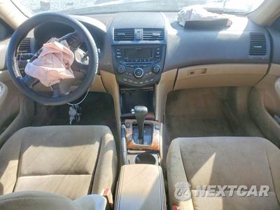Zdjęcie 8 z 13 samochodu: 2004 HONDA ACCORD EX VIN:1HGCM66564A035201 - miniatura