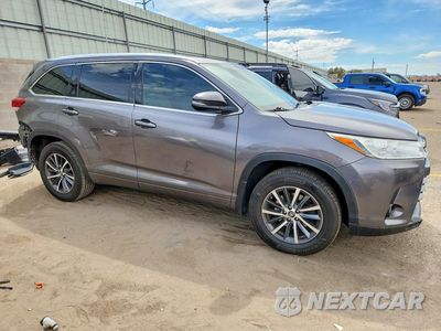 Czwarte zdjęcie samochodu z boku: 2018 TOYOTA HIGHLANDER XLE VIN:5TDJZRFHXJS524461 - miniatura