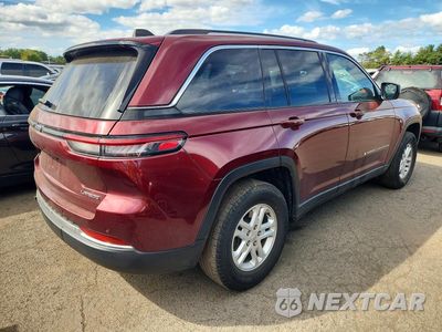 Trzecie zdjęcie samochodu z tyłu: 2023 JEEP GRAND CHEROKEE LAREDO VIN:1C4RJHAG2P8710351 - miniatura