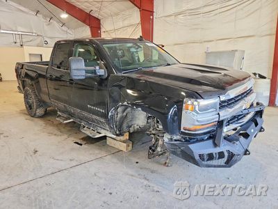 Czwarte zdjęcie samochodu z boku: 2018 CHEVROLET SILVERADO K1500 LT VIN:1GCVKREC3JZ312592 - miniatura