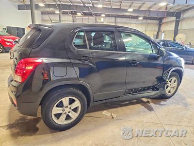 Trzecie zdjęcie samochodu z tyłu: 2020 CHEVROLET TRAX LS VIN:KL7CJKSBXLB030004 - miniatura