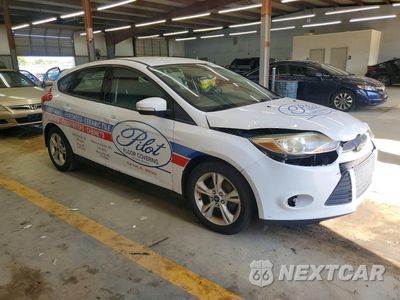 Czwarte zdjęcie samochodu z boku: 2013 FORD FOCUS SE VIN:1FADP3K21DL305403 - miniatura