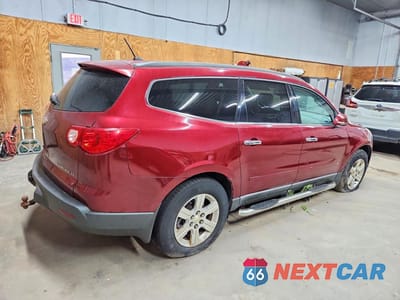 Trzecie zdjęcie samochodu z tyłu: 2010 CHEVROLET TRAVERSE LT VIN:1GNLVGED4AS106631 - miniatura