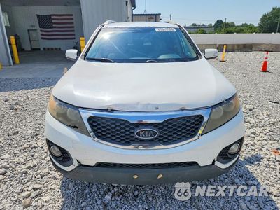 Piąte zdjęcie samochodu w środku: 2011 KIA SORENTO LX VIN:5XYKT3A1XBG135718 - miniatura