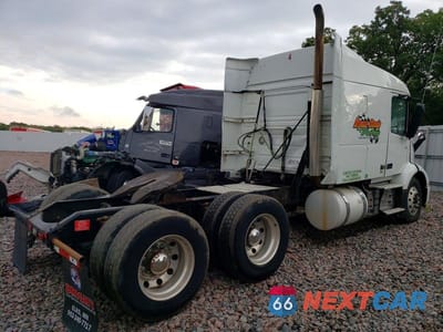 Czwarte zdjęcie samochodu z boku: 2020 VOLVO VNR - SEMI TRUCK VIN:4V4WC9EH9LN233973 - miniatura