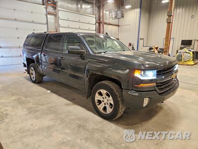 Czwarte zdjęcie samochodu z boku: 2018 CHEVROLET SILVERADO K1500 LT VIN:3GCUKREC0JG459643 - miniatura
