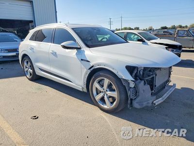 Czwarte zdjęcie samochodu z boku: 2019 AUDI E-TRON PREMIUM PLUS VIN:WA1LAAGE7KB021995 - miniatura