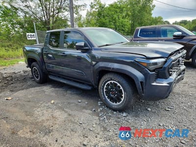 Czwarte zdjęcie samochodu z boku: 2025 TOYOTA TACOMA TRD OFF-ROAD VIN:3TMLB5JN6SM107407 - miniatura