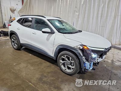 Czwarte zdjęcie samochodu z boku: 2025 CHEVROLET TRAX 1LT VIN:KL77LHEP4SC220511 - miniatura