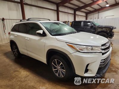 Czwarte zdjęcie samochodu z boku: 2017 TOYOTA HIGHLANDER XLE VIN:5TDJZRFH8HS451696 - miniatura