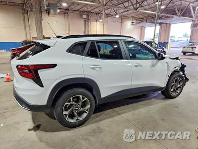 Trzecie zdjęcie samochodu z tyłu: 2026 CHEVROLET TRAX 1LT VIN:KL77LHEP4TC162482 - miniatura