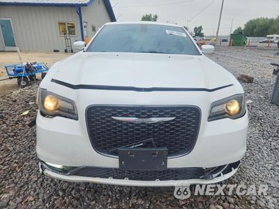 Piąte zdjęcie samochodu w środku: 2015 CHRYSLER 300 S VIN:2C3CCABG9FH841845 - miniatura