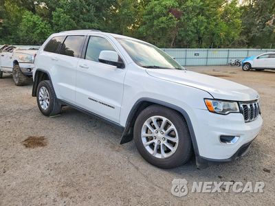 Czwarte zdjęcie samochodu z boku: 2021 JEEP GRAND CHEROKEE LAREDO VIN:1C4RJEAG5MC818048 - miniatura