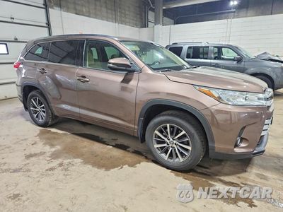 Czwarte zdjęcie samochodu z boku: 2017 TOYOTA HIGHLANDER XLE VIN:5TDJZRFH8HS391810 - miniatura