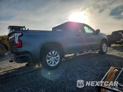 Trzecie zdjęcie samochodu z tyłu: 2021 CHEVROLET SILVERADO K1500 CUSTOM VIN:1GCRYBEH5MZ120887 - miniatura