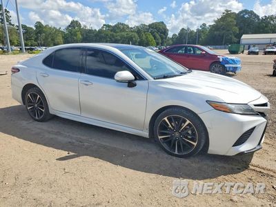 Czwarte zdjęcie samochodu z boku: 2019 TOYOTA CAMRY XSE VIN:4T1B61HK5KU704799 - miniatura