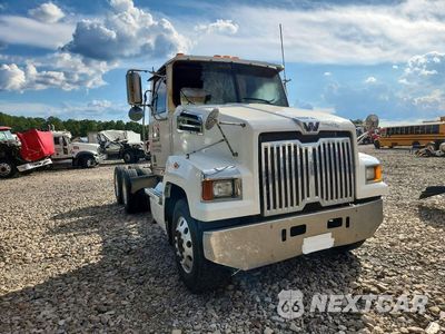 Czwarte zdjęcie samochodu z boku: 2014 WESTERN STAR 4700 SEMI TRUCK VIN:5KJJAVDV1EPFH9925 - miniatura