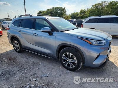 Czwarte zdjęcie samochodu z boku: 2020 TOYOTA HIGHLANDER XLE VIN:5TDGZRAH2LS021513 - miniatura