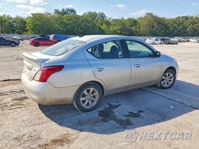 Trzecie zdjęcie samochodu z tyłu: 2013 NISSAN VERSA 1.6 S VIN:3N1CN7AP0DL847938 - miniatura