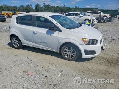 Czwarte zdjęcie samochodu z boku: 2015 CHEVROLET SONIC LT VIN:1G1JC6SH5F4207804 - miniatura