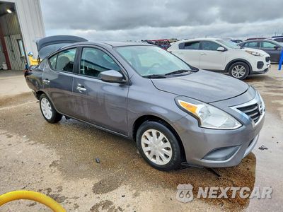 Czwarte zdjęcie samochodu z boku: 2019 NISSAN VERSA SV VIN:3N1CN7AP9KL853105 - miniatura