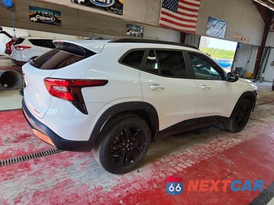 Trzecie zdjęcie samochodu z tyłu: 2024 CHEVROLET TRAX ACTIV VIN:KL77LKE27RC040872 - miniatura