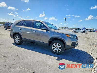 Czwarte zdjęcie samochodu z boku: 2012 KIA SORENTO LX VIN:5XYKT3A1XCG284714 - miniatura