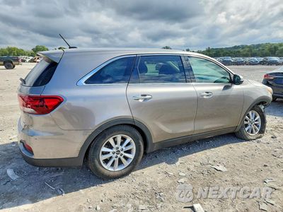 Trzecie zdjęcie samochodu z tyłu: 2019 KIA SORENTO LX V6 VIN:5XYPG4A59KG475722 - miniatura