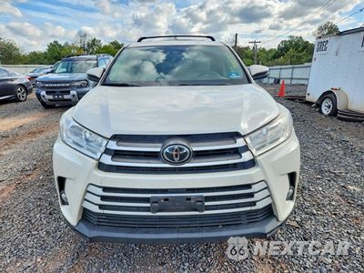 Piąte zdjęcie samochodu w środku: 2018 TOYOTA HIGHLANDER LE PLUS VIN:5TDBZRFH1JS903661 - miniatura
