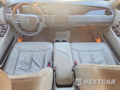 Zdjęcie 8 z 13 samochodu: 2010 LINCOLN TOWN CAR SIGNATURE LIMITED VIN:2LNBL8CV7AX613351 - miniatura