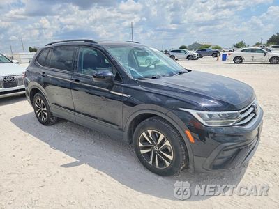Czwarte zdjęcie samochodu z boku: 2022 VOLKSWAGEN TIGUAN S VIN:3VV1B7AX4NM110090 - miniatura