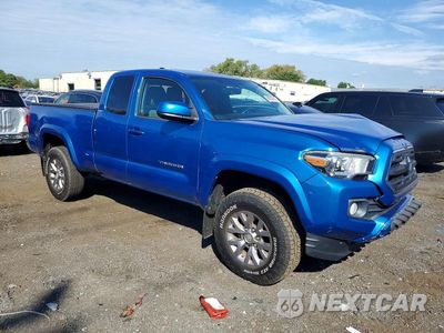 Czwarte zdjęcie samochodu z boku: 2017 TOYOTA TACOMA SR5 V6 VIN:5TFSZ5AN8HX054641 - miniatura
