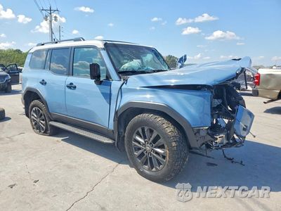 Czwarte zdjęcie samochodu z boku: 2024 TOYOTA LAND CRUISER BASE VIN:JTEABFAJ5RK004583 - miniatura