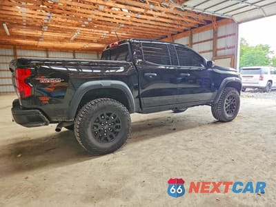 Trzecie zdjęcie samochodu z tyłu: 2024 CHEVROLET COLORADO TRAIL BOSS VIN:1GCPTEEK5R1296007 - miniatura