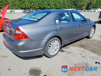 Trzecie zdjęcie samochodu z tyłu: 2010 FORD FUSION HYBRID VIN:3FADP0L32AR302240 - miniatura