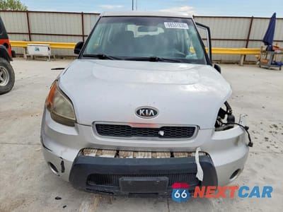 Piąte zdjęcie samochodu w środku: 2011 KIA SOUL BASE VIN:KNDJT2A13B7303203 - miniatura